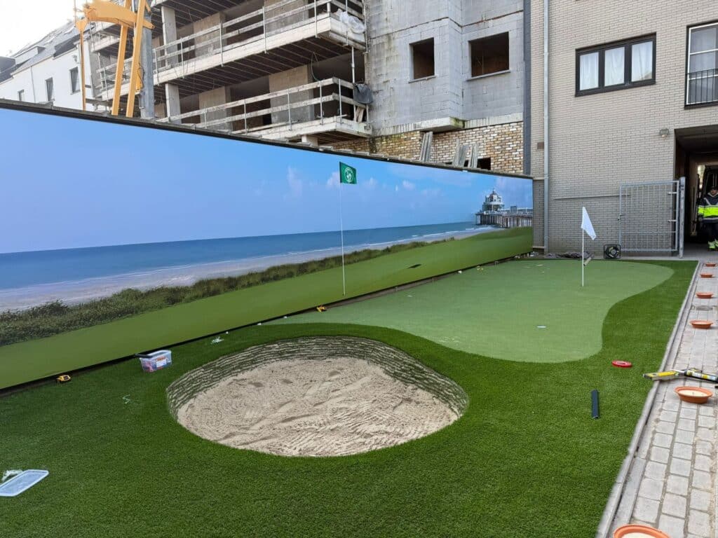 Green de golf synthétique avec bunker installé par Quick Golf sur une terrasse en ville